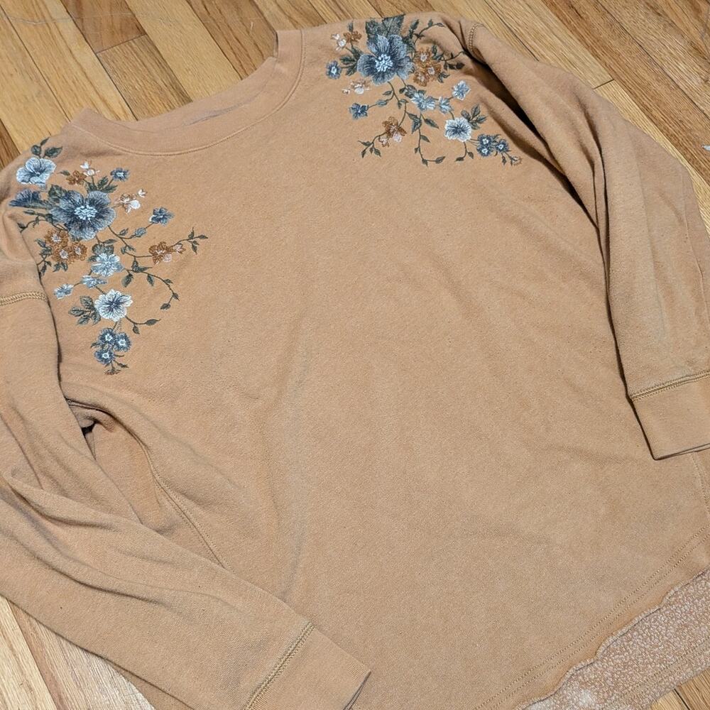 American Eagle Brown Sweat With Floral Pattern On Shoulders